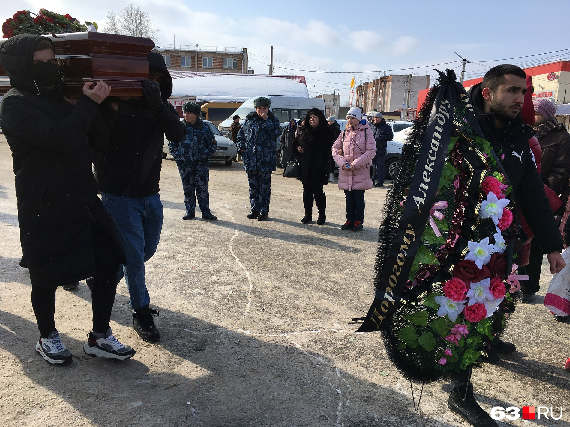 Похороны погибших в крокус сити видео. ДТП В Курумоче Самарской. Похороны погибших Курумоч Самара.