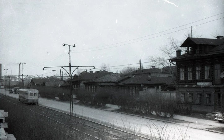 60-е годы, улица Толмачёва. Трамвай едет в сторону ж/д вокзала. Вся деревянная застройка со временем была снесена