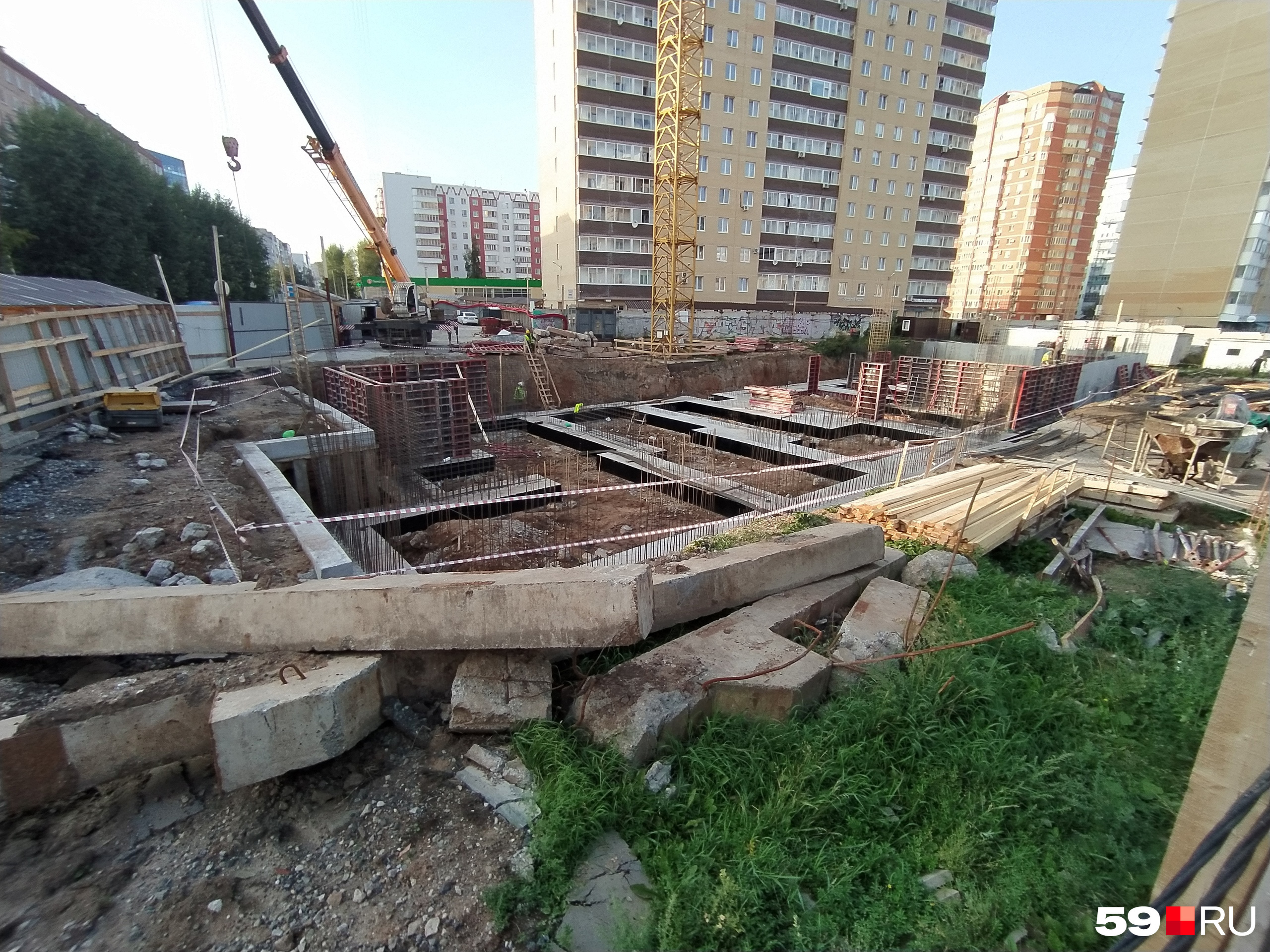 Эта фотография сделана вечером 16 августа: стройка продолжается Эта фотография сделана вечером 16 августа: стройка продолжается