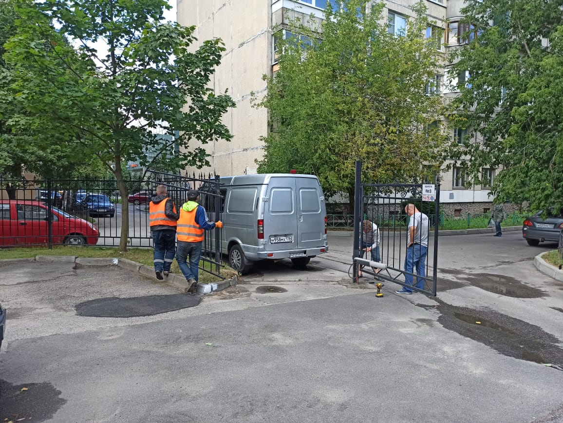 Комитета по контролю за имуществом петербурга. Освободите автостоянку. Незаконные парковки Колпино. Парковка для сотрудников. Работник парковки.