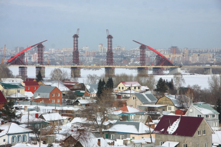 Сначала мост неофициально называли Оловозаводским — из-за одноименного завода рядом с ним. Но в итоге выбрали другое название