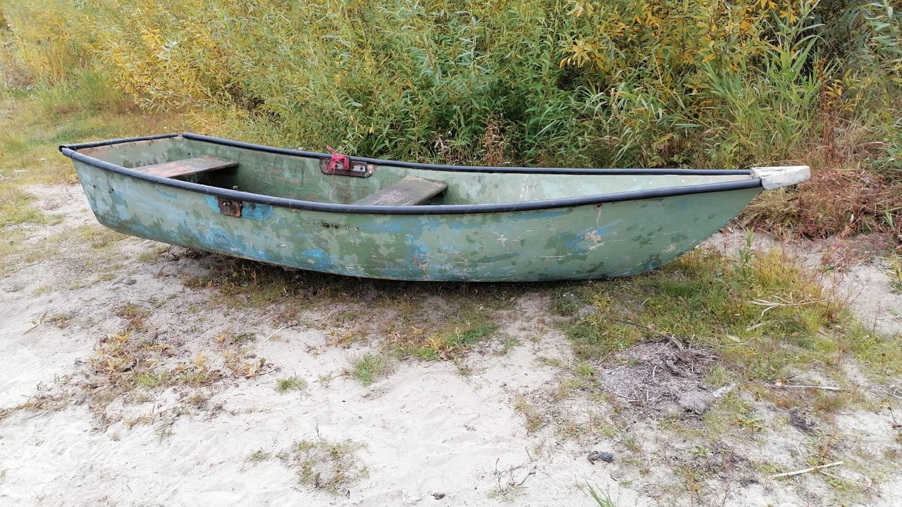 На этой лодке южноуралец отправился рыбачить: с самим судном ничего не случилось, а весло сломалось на «большой волне»
