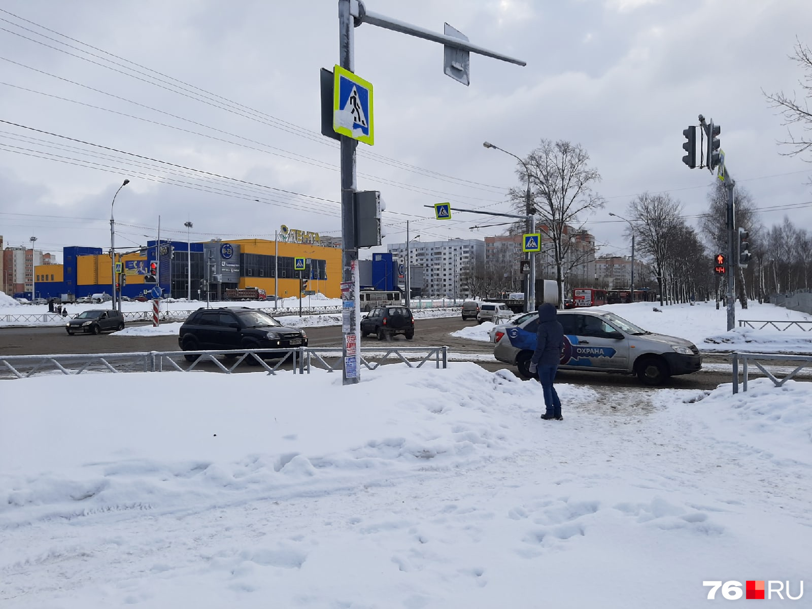 Вот, собственно, пересечение Ленинградского проспекта и четной стороны улицы Панина. Здесь на Ленинградский проспект выезжают дополнительные потоки машин с обеих сторон