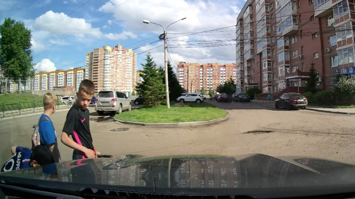 Красноярские школьники скручивают колпачки на колесах автомобилей ради челленджа из TikTok