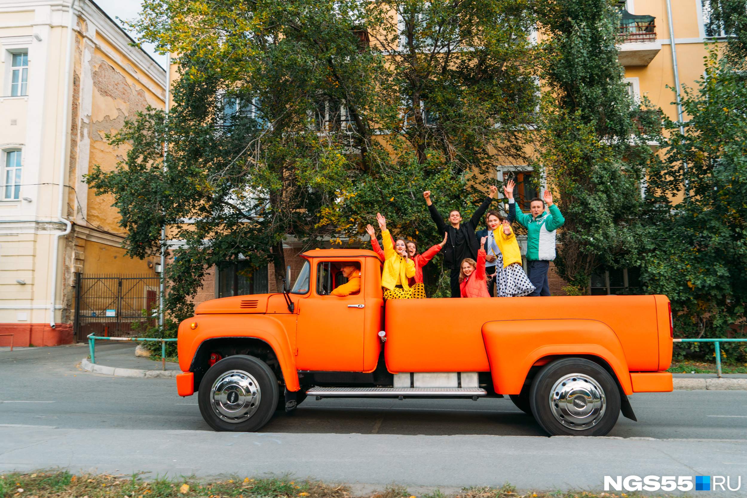 Бизмесмен Дмитрий Карев снова выбрался на улицы города в своем оранжевом ЗИЛе, а в кузове у него сидели очень веселые люди, которые поздравляли всех с праздником