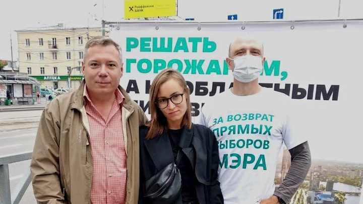 «Остановили жену во дворе, отобрали телефон»: к главе штаба Навального в Екатеринбурге нагрянули силовики