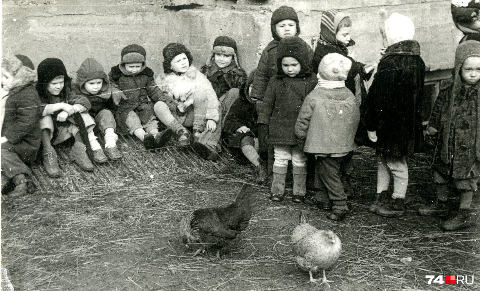 Вот снимок эвакуированных из Ленинграда малышей. Уезжая, семьи брали только самое необходимое. И для кого-то самым дорогим оказывались книги 