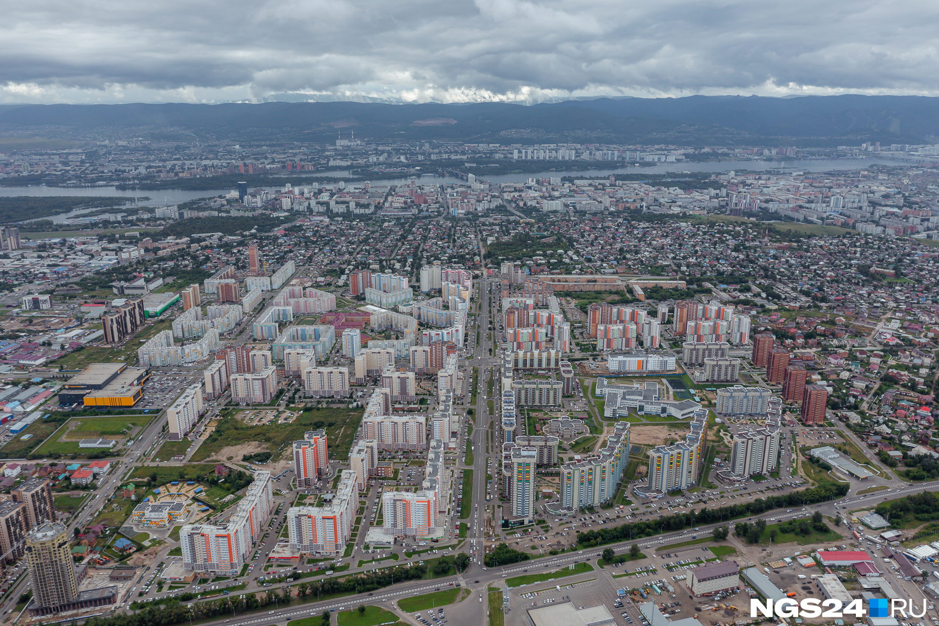 Микрорайон Покровский окружен частным сектором и магистралями, но находится в Центральном районе