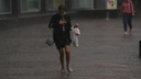 Последствия сильного ливня: лужи по колено, затопленная площадь Будагова и пробки