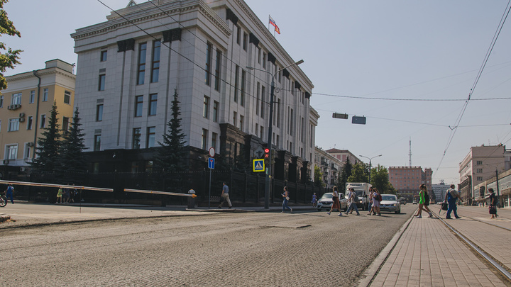 В Челябинске под окнами губернатора начали перекладывать асфальт, уложенный месяц назад