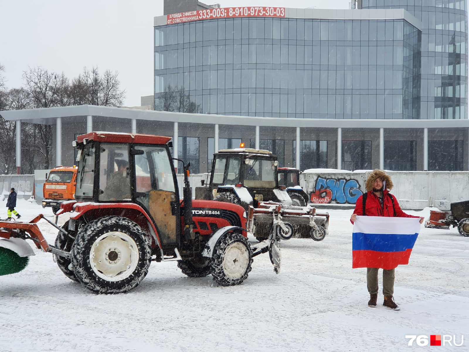 На площадь Труда пригнали снегоуборочную технику На площадь Труда пригнали снегоуборочную технику