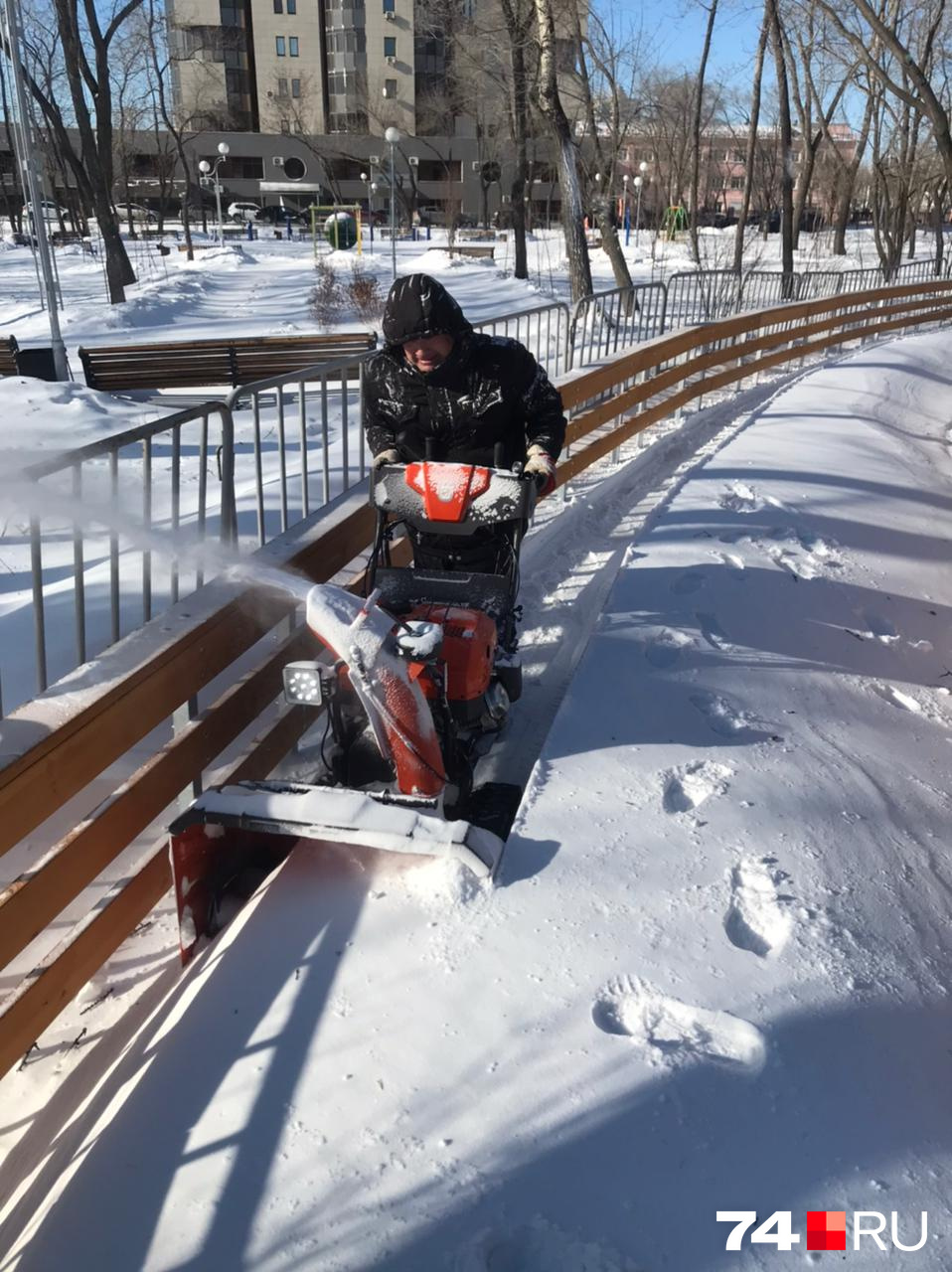 Приводят в порядок и челябинские катки, так полюбившиеся <nobr class="_">горожанам —</nobr> их тоже занесло сугробами Приводят в порядок и челябинские катки, так полюбившиеся <nobr class="_">горожанам —</nobr> их тоже занесло сугробами