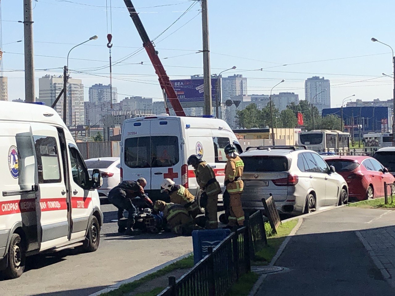 Три мотоциклиста за утро попали в ДТП в Петербурге. Неудавшийся поворот на Савушкина сняли на видео