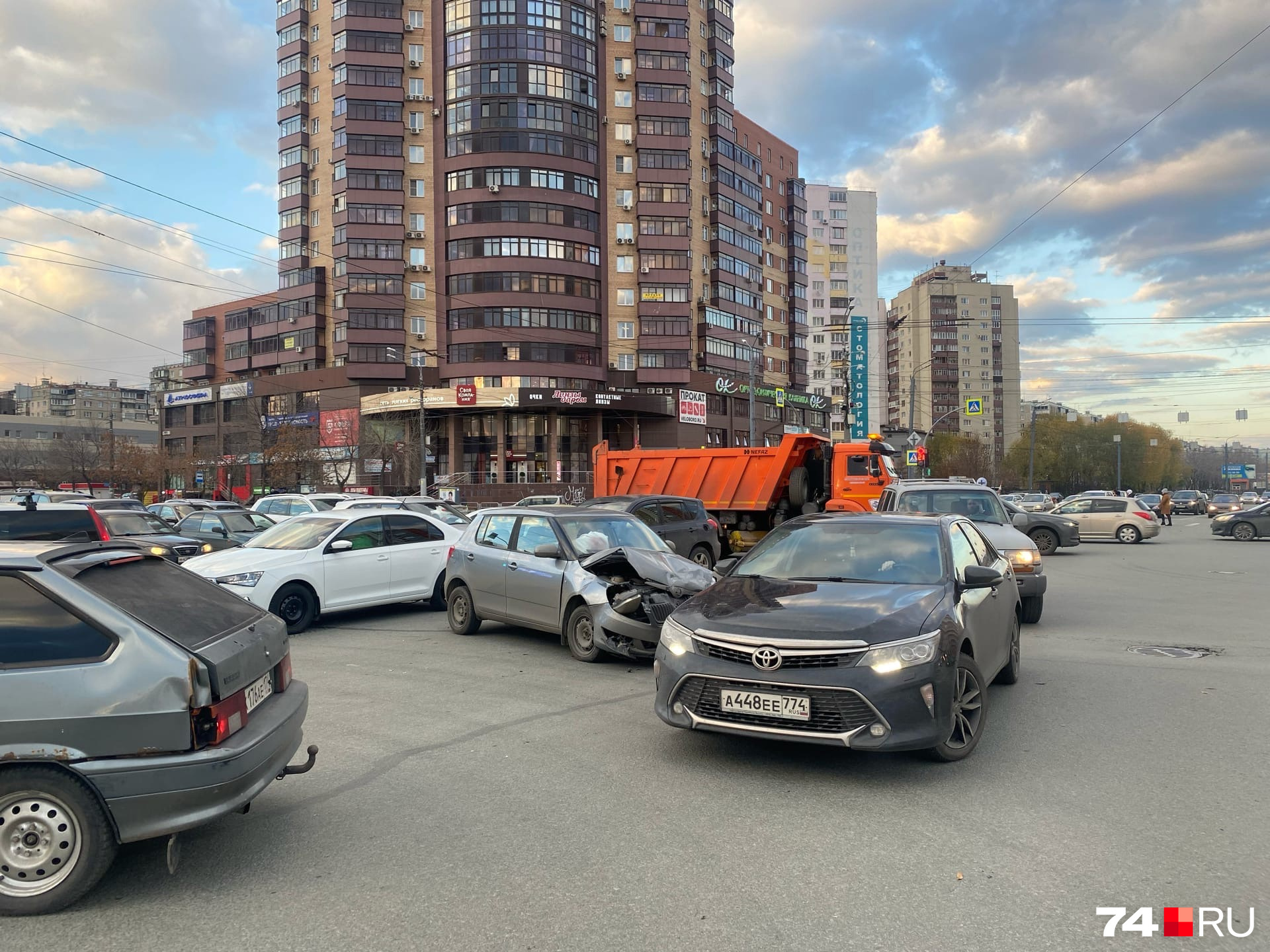 У второго авто, судя по всему, сработали подушки безопасности У второго авто, судя по всему, сработали подушки безопасности