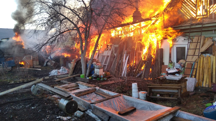 Подробности крупного пожара на Широкой Речке: огонь полностью уничтожил дом и четыре автомобиля