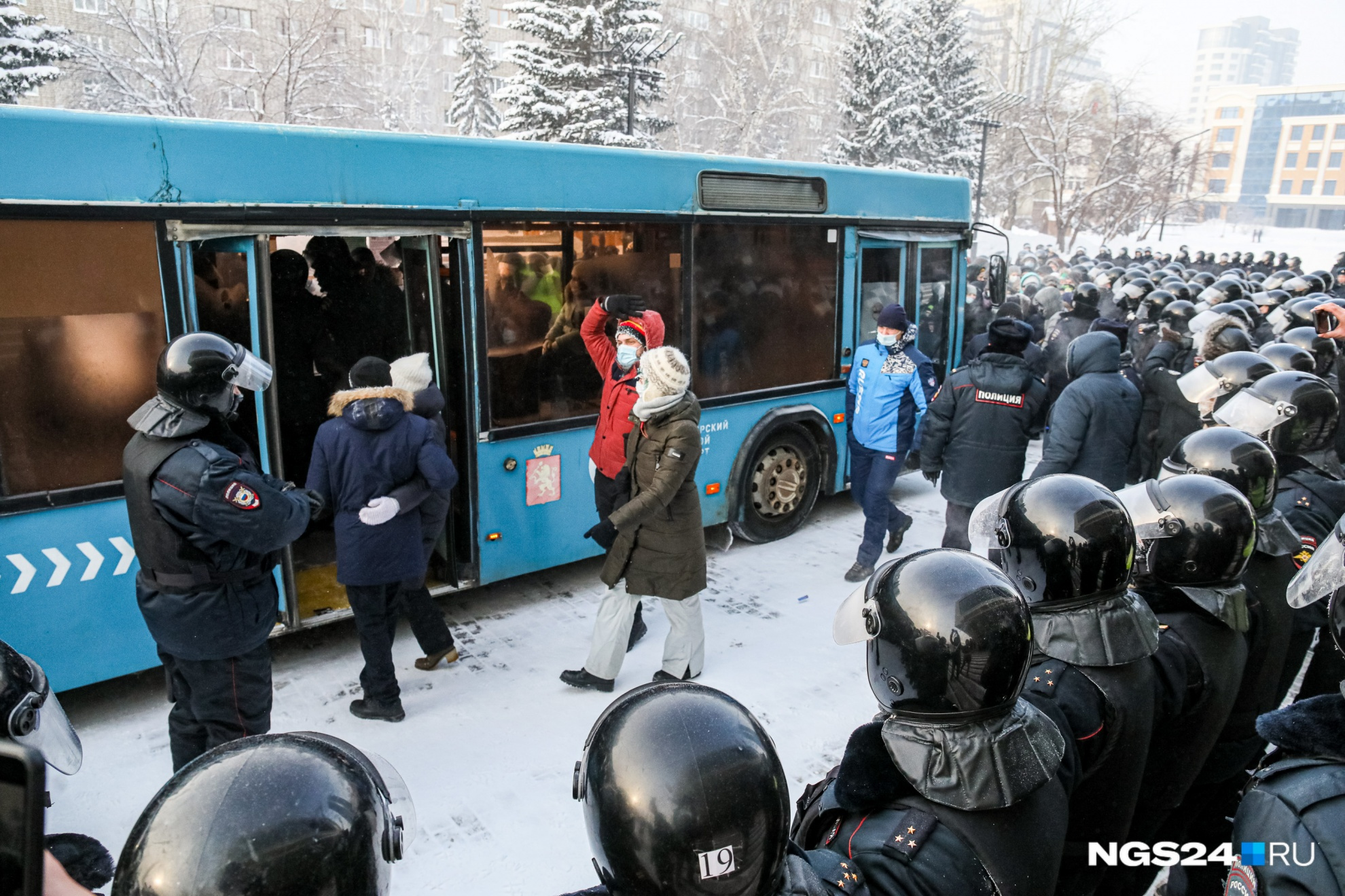 Всех митингующих посадили в автобусы и развезли по разным отделениям полиции для оформления протоколов