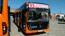 На линию городского маршрута в Новосибирске выходят два ярких оранжевых автобуса
