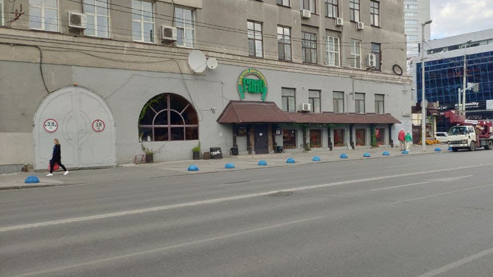 В центре Екатеринбурга огородили тротуар, на котором массово парковались автохамы