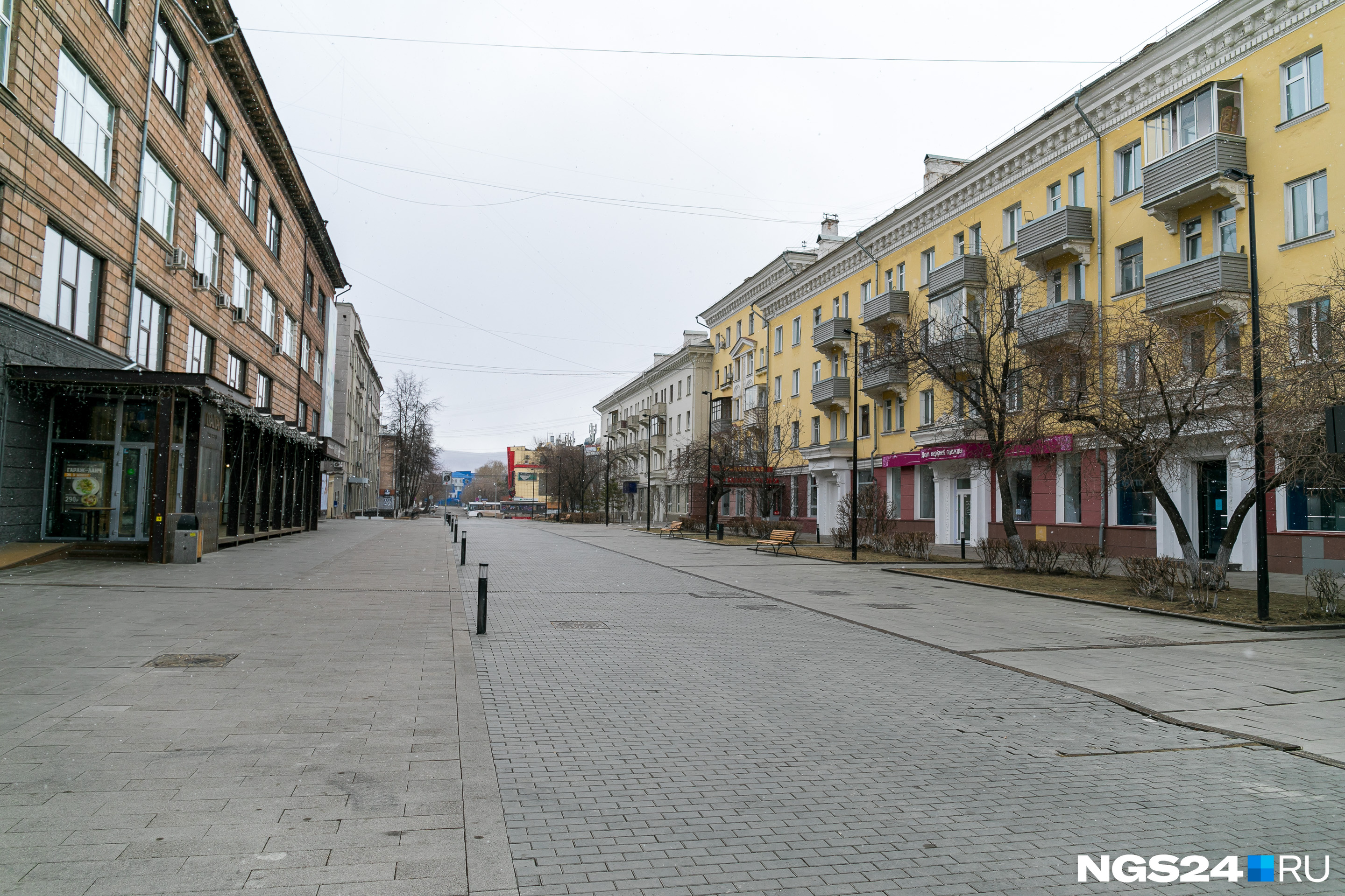 Пешеходная зона на пересечении Мира — Дзержинского пугает своей пустотой