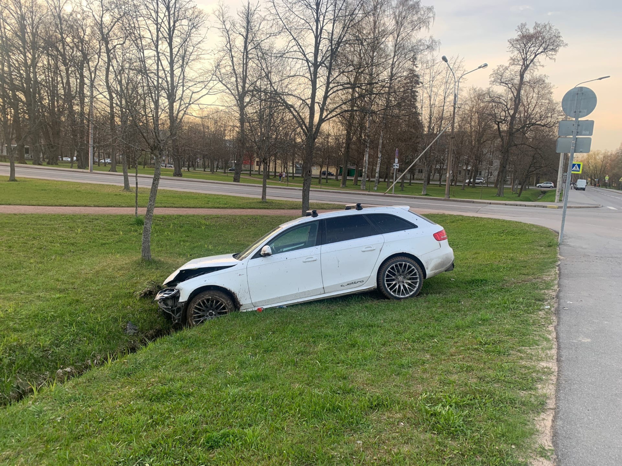 Водитель Audi устроил ДТП напротив здания вневедомственной охраны в Петергофе и скрылся. Отловили его в канаве