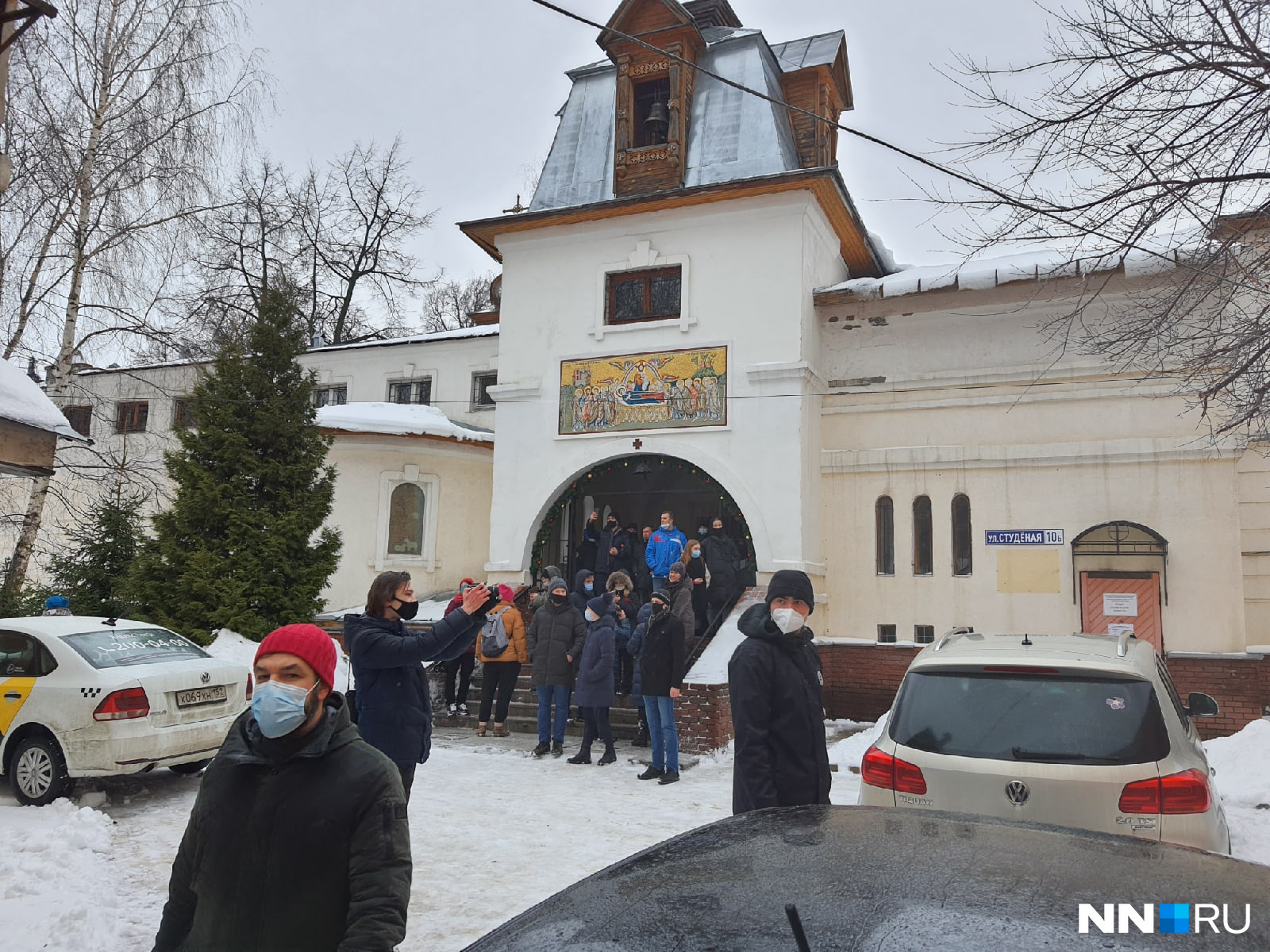На территорию прихода митингующих так и не пустили На территорию прихода митингующих так и не пустили