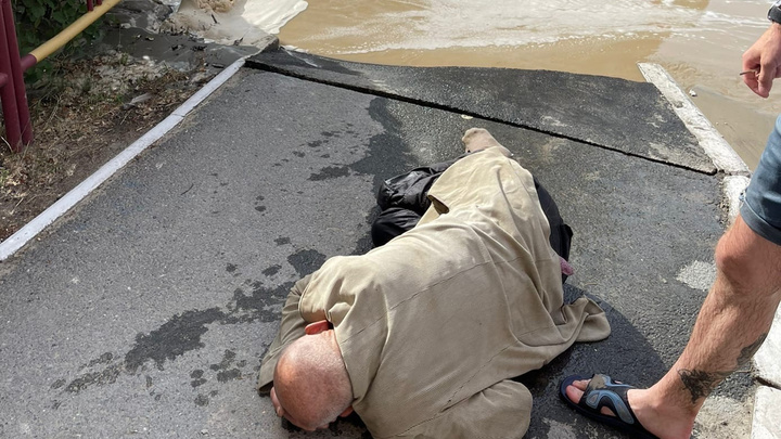 Из-за коммунальной аварии в Тюмени в луже чуть не утонул мужчина — его вытащили прохожие