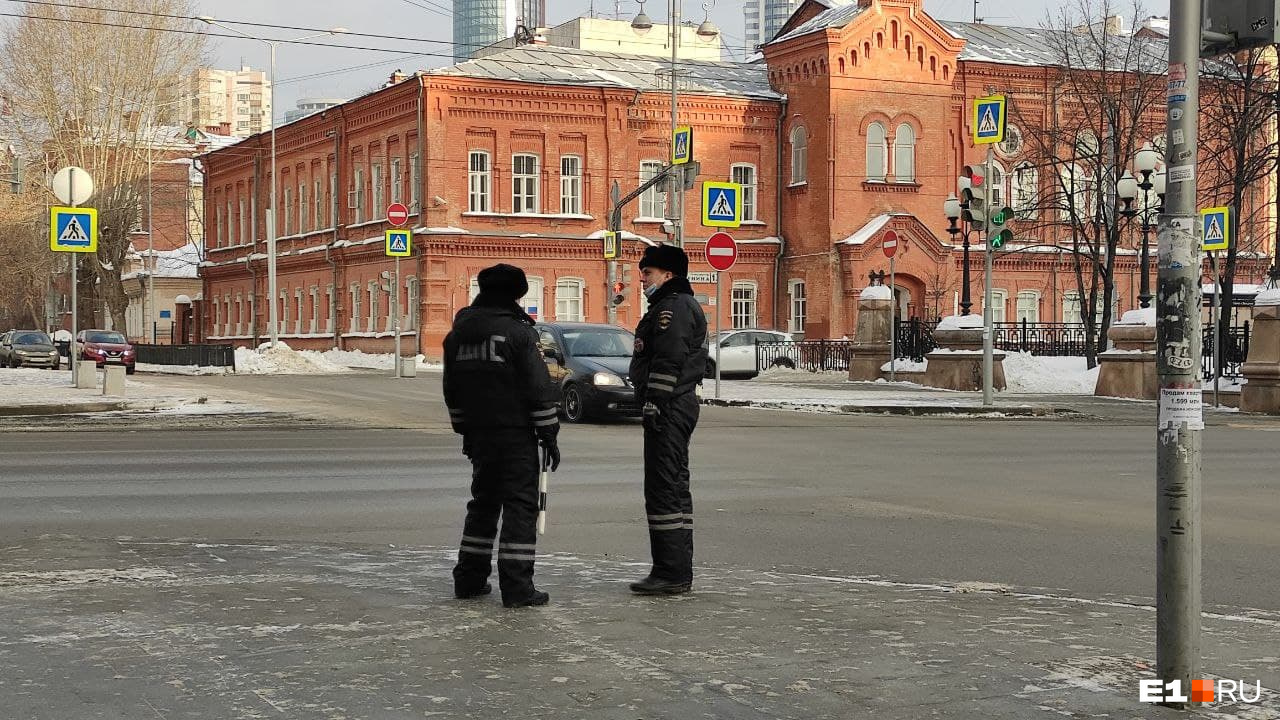 Полицейские патрули стоят на всех перекрестках Полицейские патрули стоят на всех перекрестках