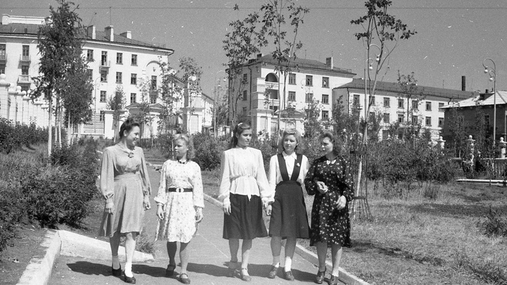 Чулки — на каждый день, ночнушки — «на выход»: раскрываем секреты советских модниц