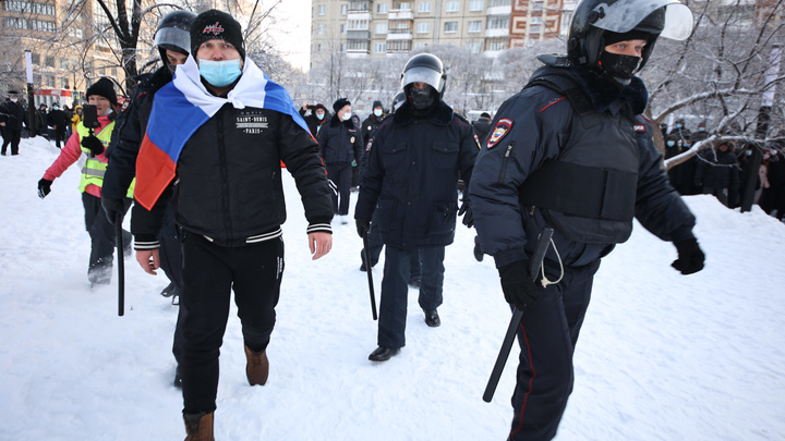 Координатора штаба Навального в Челябинске увезли в райотдел полиции