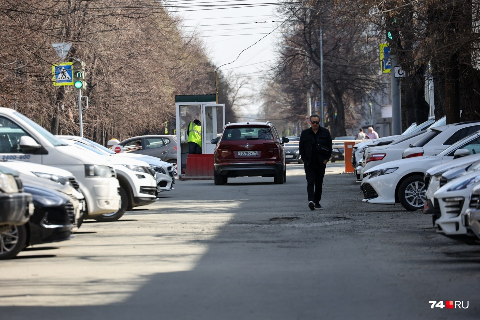 За час стоянки на этом участке с автомобилистов берут 40 рублей За час стоянки на этом участке с автомобилистов берут 40 рублей