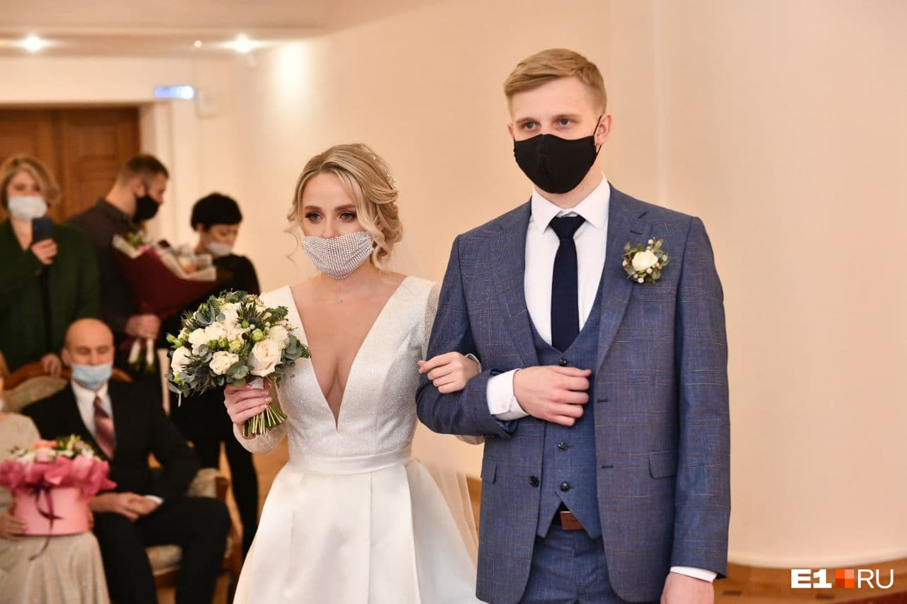Новые реалии свадеб — невеста должна выбрать не только красивое платье, но и подобрать к нему защитную маску. Эта, правда, вряд ли защищает от COVID-19, но выглядит красиво