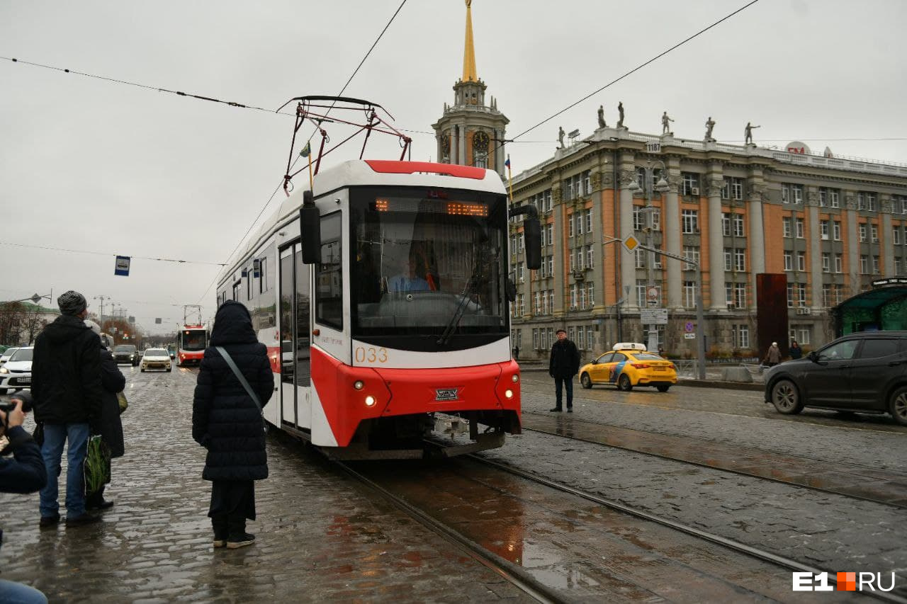 Трамвай повез чиновников на Макаровский мост от площади 1905 года