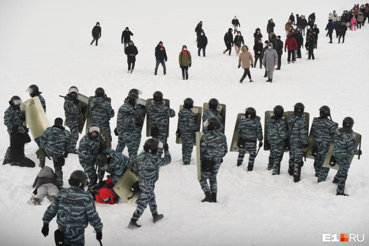 В Екатеринбурге протестующих выгнали на лед Городского пруда и уже оттуда стали «винтить»