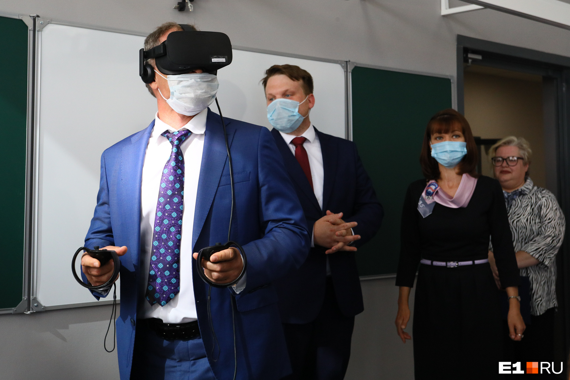 Очки виртуальной реальности протестировал мэр Алексей Орлов
