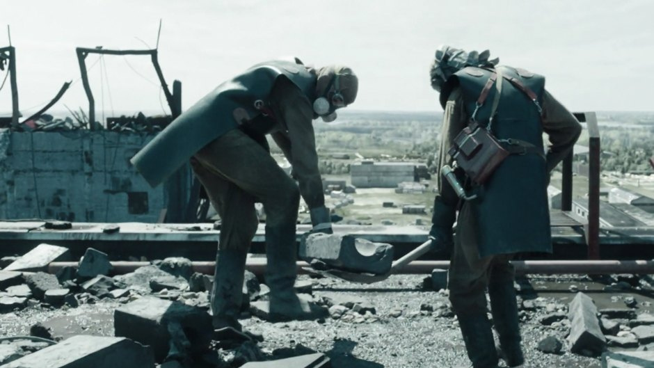 Кадр из сериала: бойцы сбрасывают кусок графита в реактор