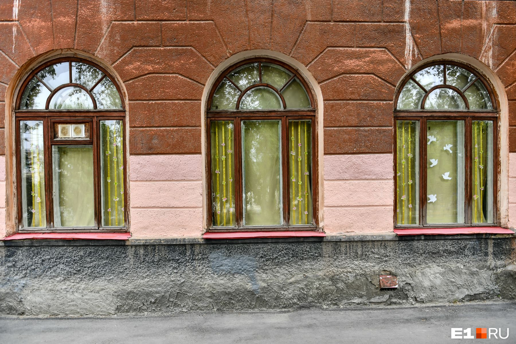 Некоторые жильцы до сих пор сохранили деревянные окна