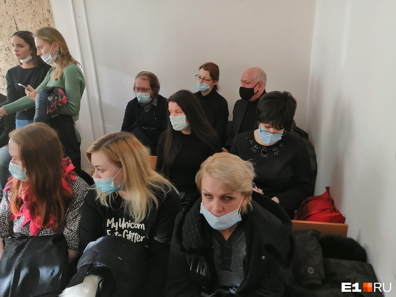 На первое заседание пришли родственники Сергея Суворова (в первом ряду) и также потерпевшие и их адвокаты На первое заседание пришли родственники Сергея Суворова (в первом ряду) и также потерпевшие и их адвокаты