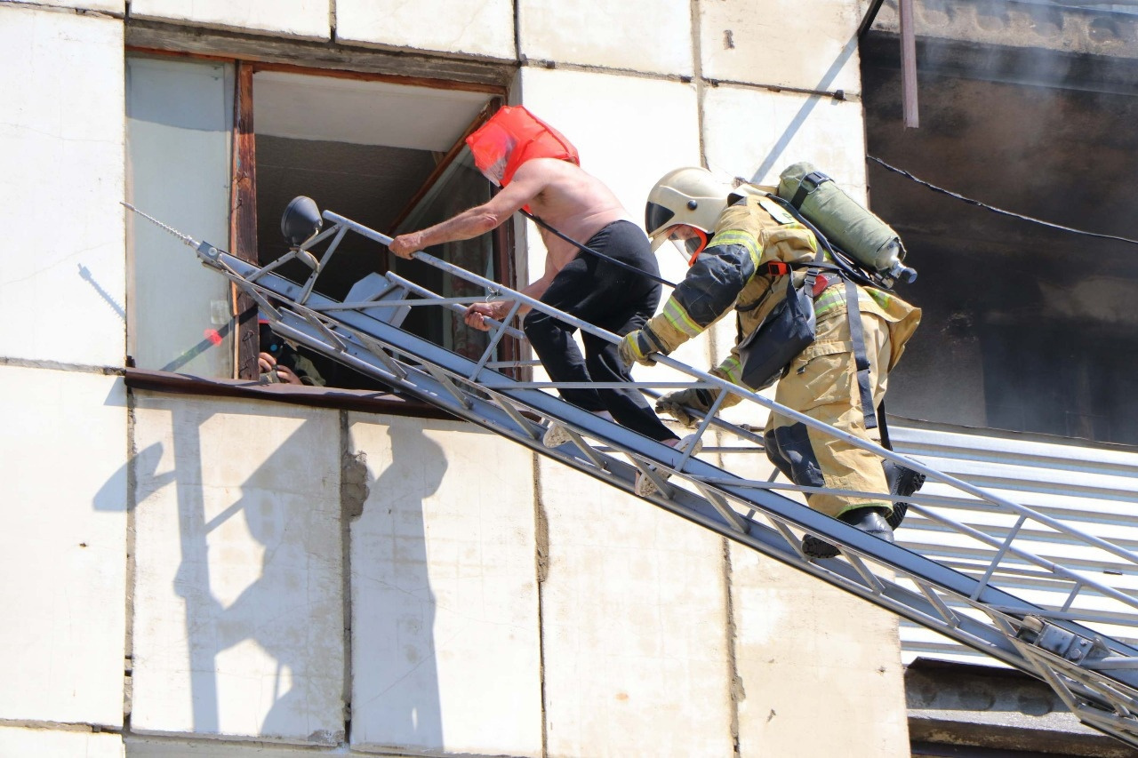 Пожарные спасают людей в многоэтажном доме