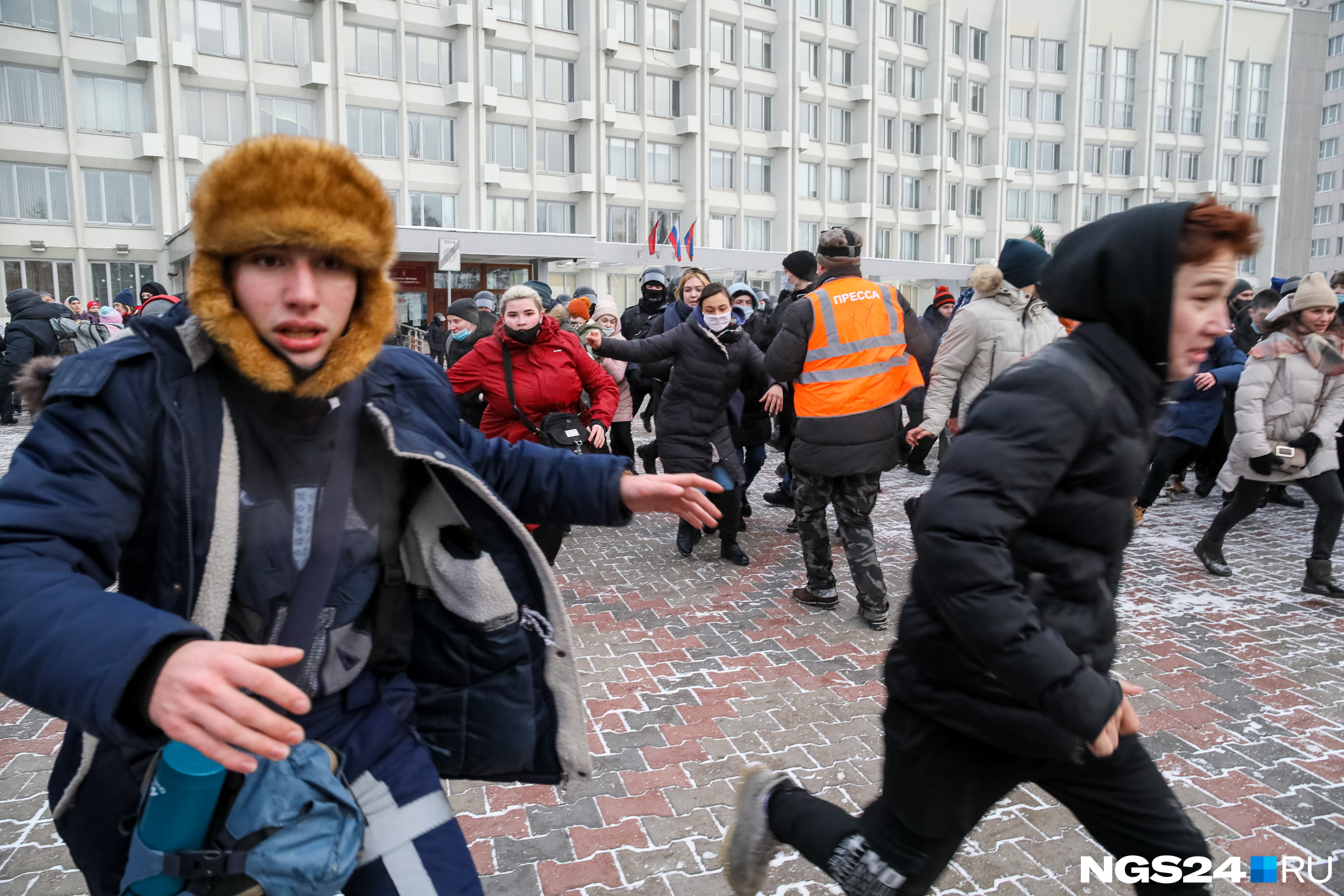 Силовики терпели толпу у мэрии недолго, приступив к разгону и задержаниям Силовики терпели толпу у мэрии недолго, приступив к разгону и задержаниям