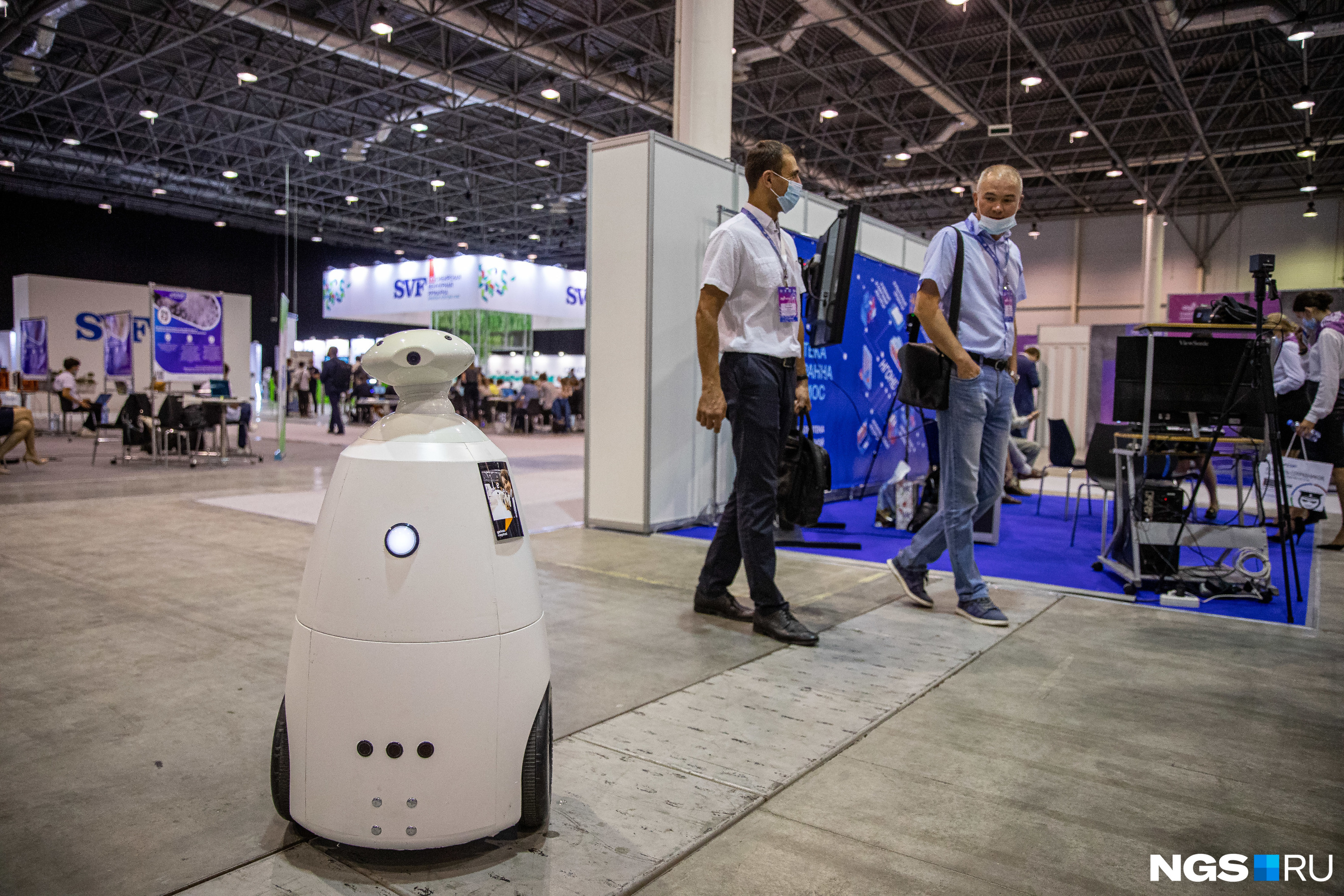 Робот, который в перспективе может встречать посетителей и отвечать на их вопросы