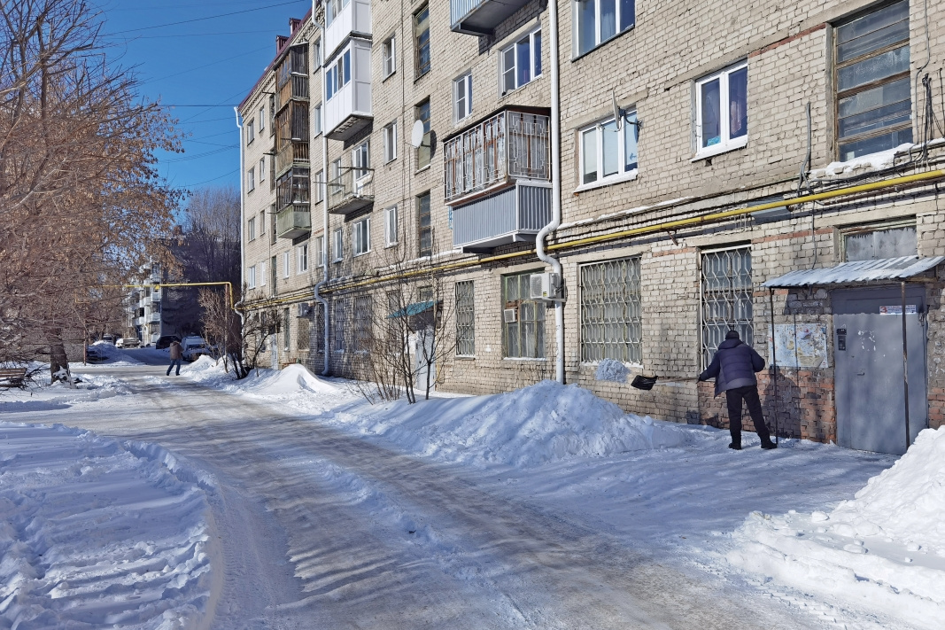 Курган возьму. Двор пятиэтажки зима. Заснеженный двор. Курган зимой. Улица двор.