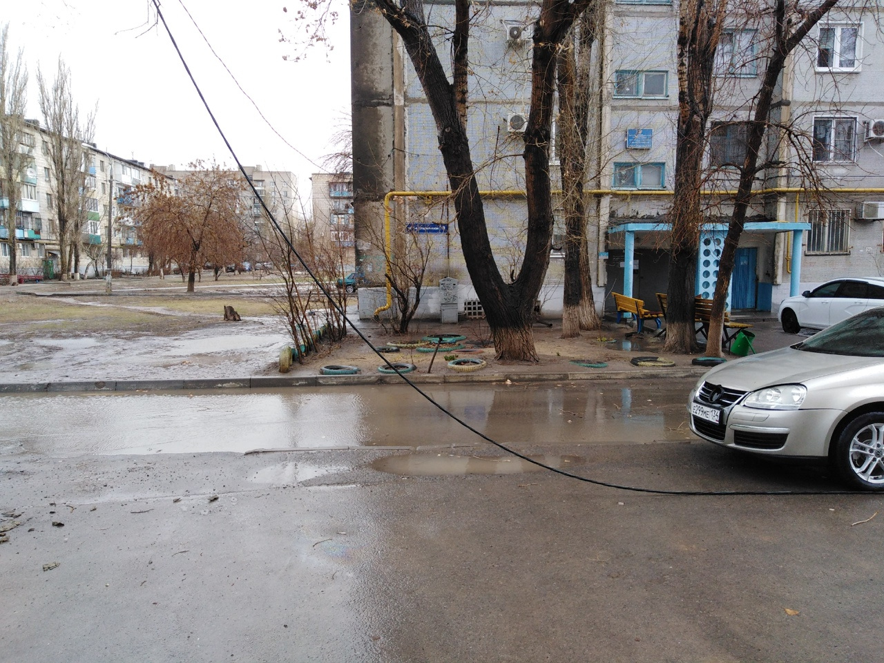 Провод опасен как для пешеходов, так и для водителей Провод опасен как для пешеходов, так и для водителей