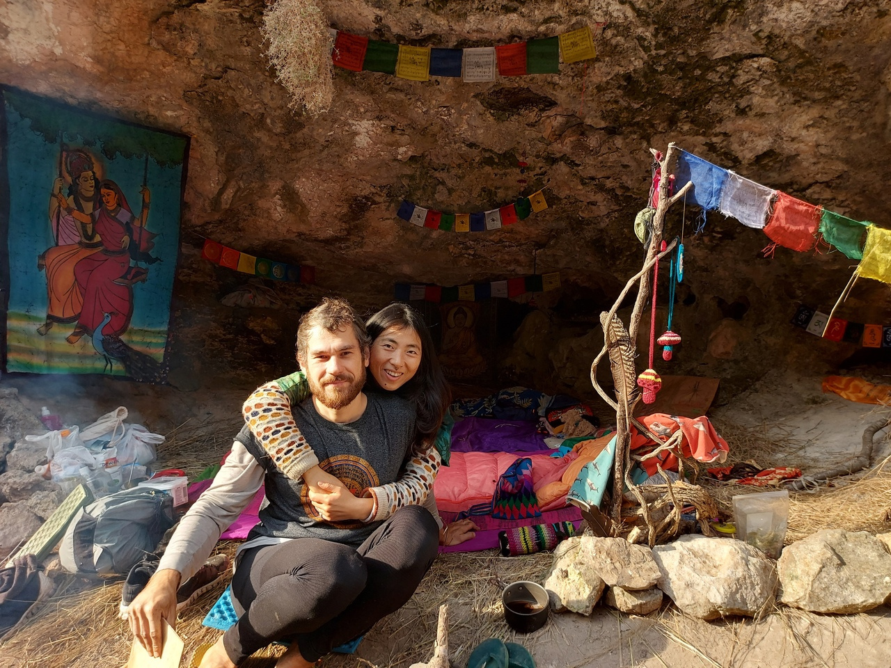 А здесь Дмитрий и Кики остановились в пещере в каньоне