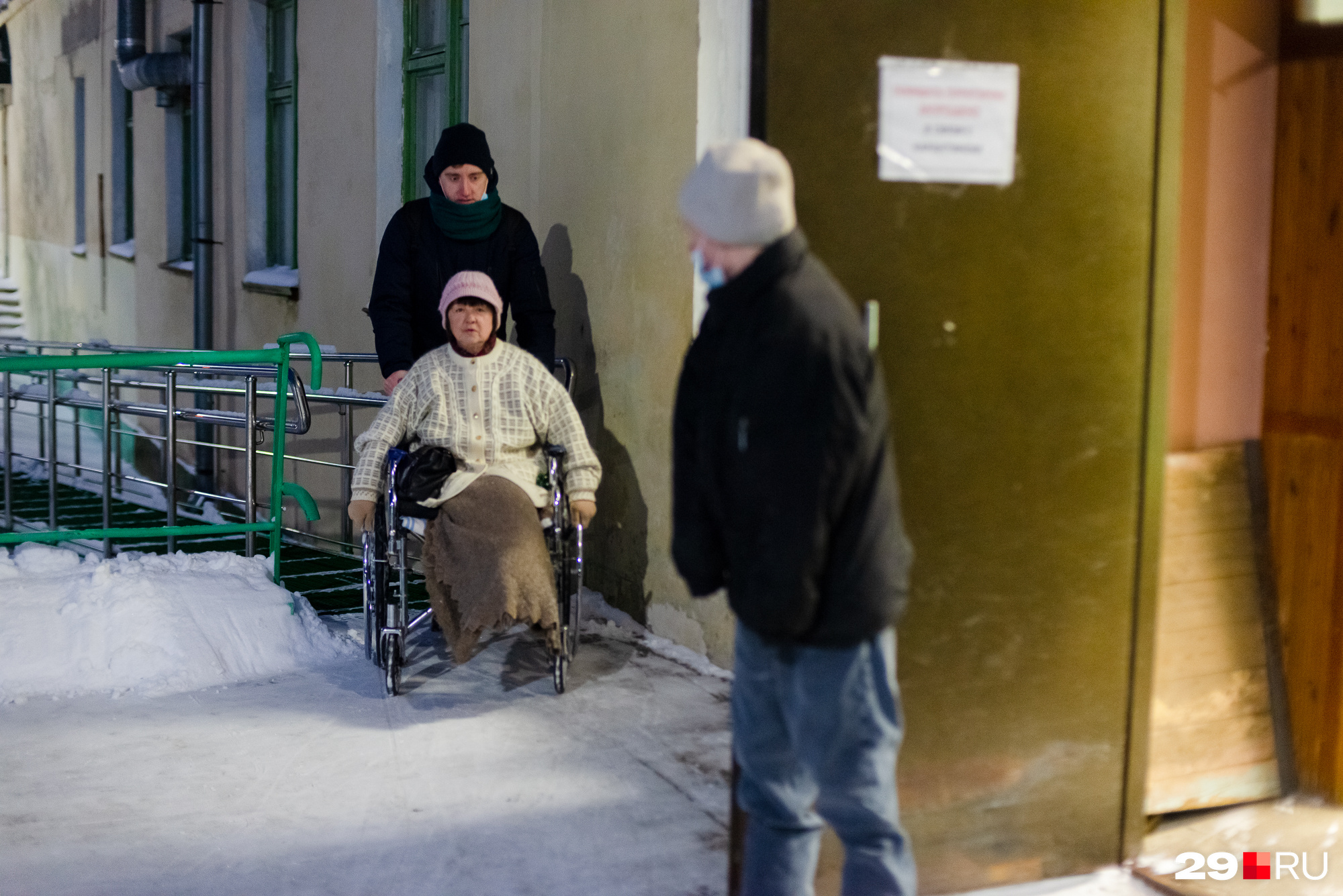 Местные жильцы помогают друг-другу Местные жильцы помогают друг-другу