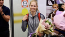 В Челябинске цветами и овациями встретили спортсменку, завоевавшую серебряную медаль на Олимпиаде