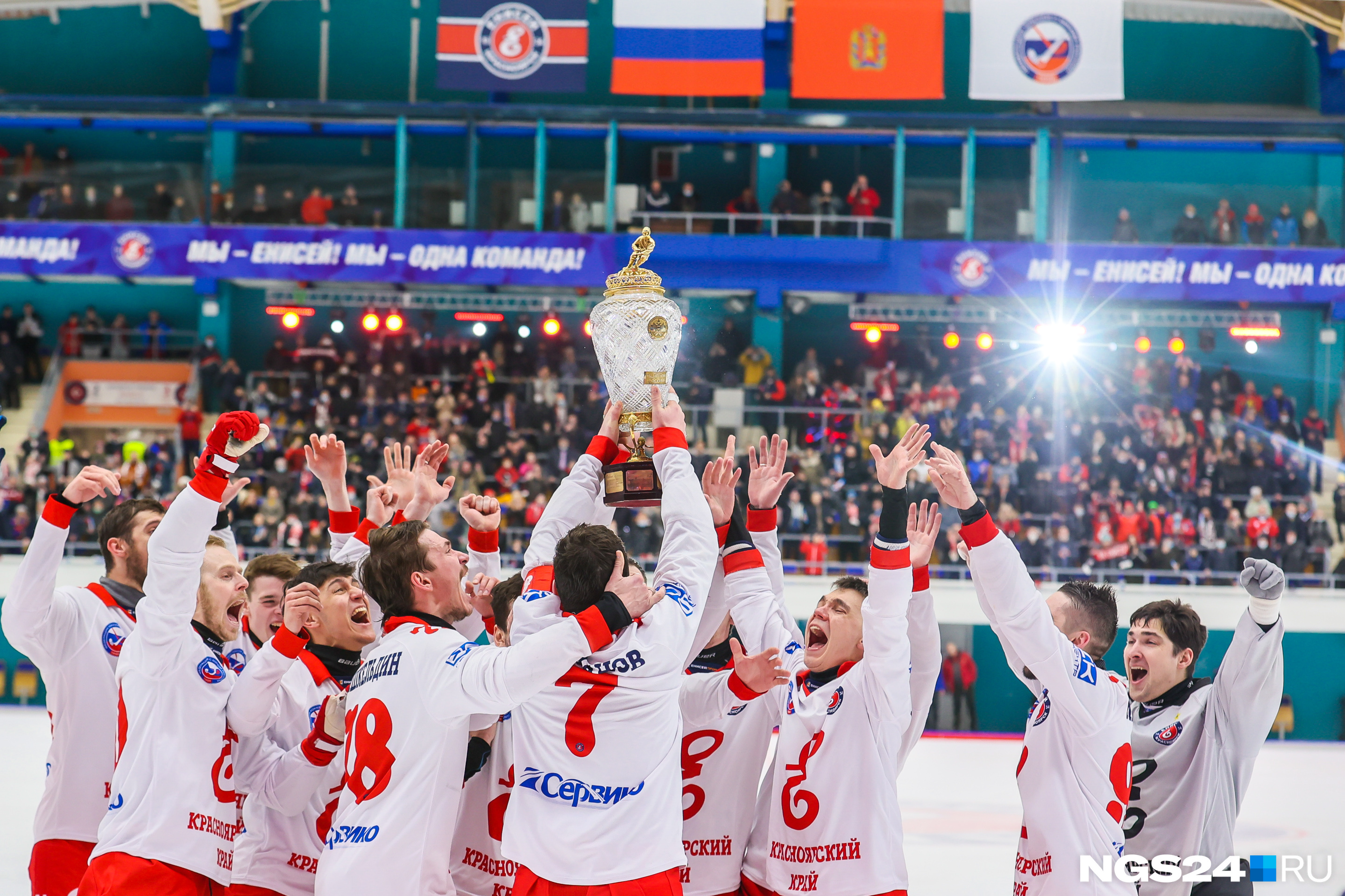 Команда ХК «Енисей» празднует победу в чемпионате России по хоккею с мячом