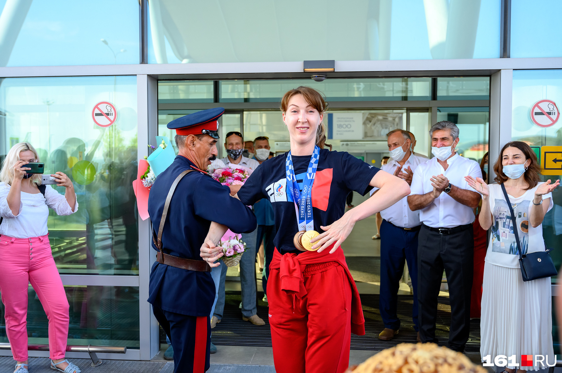 Многие пускались в пляс с казаками Многие пускались в пляс с казаками