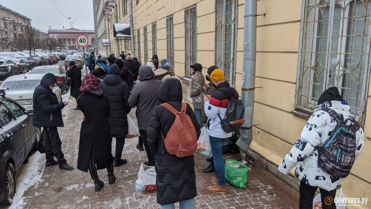 Арестованным за шествие в поддержку Навального оказали спецприем в морозных  автозаках. В камеры на Захарьевской они уже не помещаются - 2 февраля 2021  - ФОНТАНКА.ру