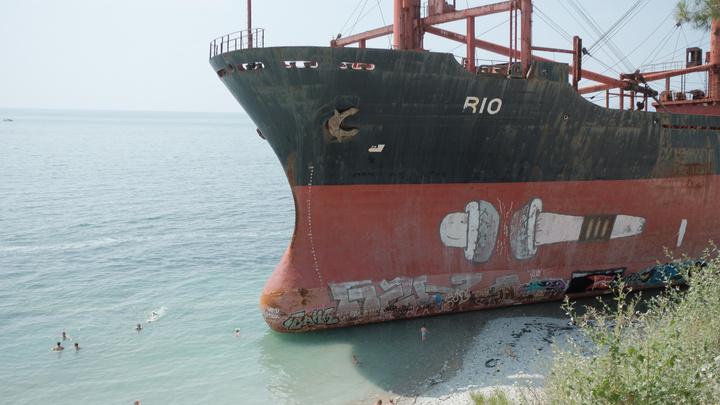 «Когда "Рио" распилят». Как один турецкий корабль изменил жизнь поселка на юге России