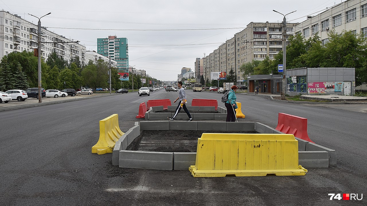 Этот островок шириной метра три. Его форма близка к прямоугольной Этот островок шириной метра три. Его форма близка к прямоугольной